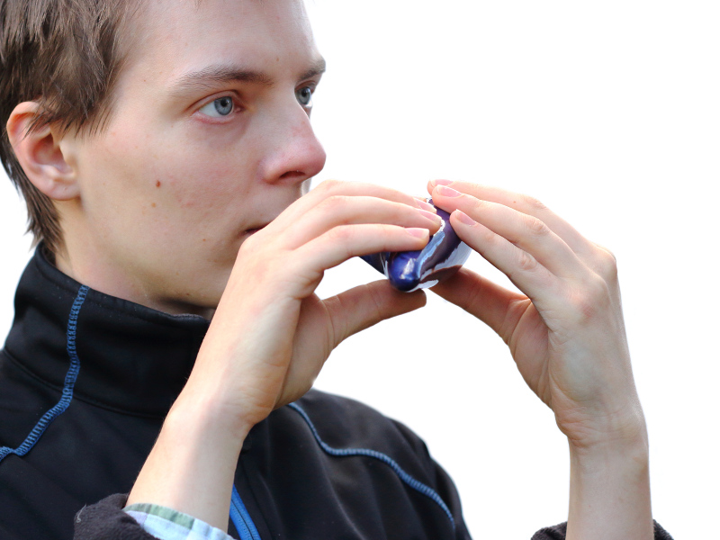 A good general posture when holding an ocarina. Keep your head up and look straight but slightly left. Also, keep the ocarina up. Fingers should be relaxed and gently curved, and wrists should be repetitively straight